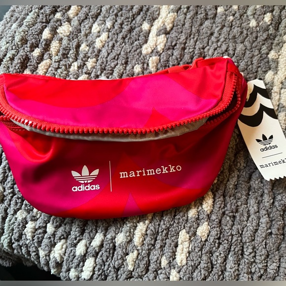 ⭐️Adidas Originals Marimekko Fanny pack⭐️ - Picture 2 of 5